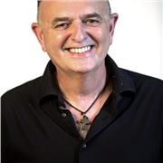 Profesional de la fotografía y docente, además de escritor de libros de fotografía.